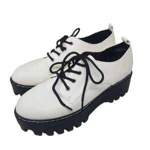 NWOT. BAMBOO White Black Round Toe Lace Up Lugged Platform Creeper Sneaker.